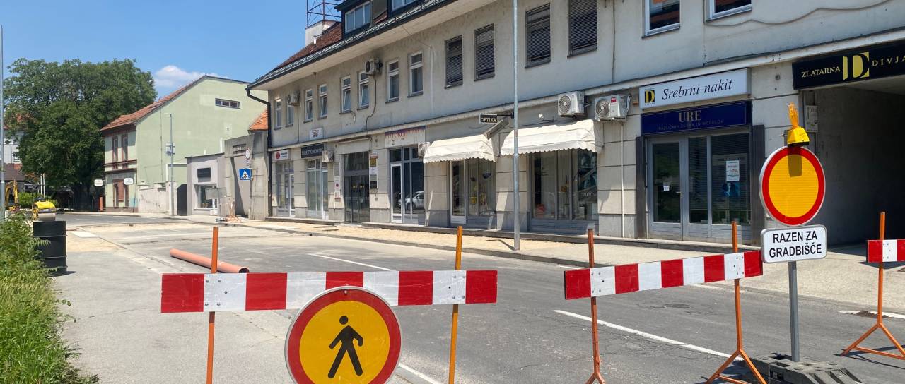 Na Trstenjakovi ulici še do sredine julija dela in prometne zapore