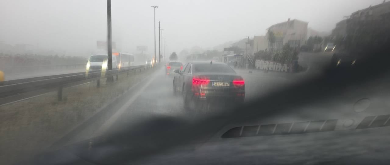 Poplavljene ulice, veter odtrgal ograjo mostu in odnašal zabojnike