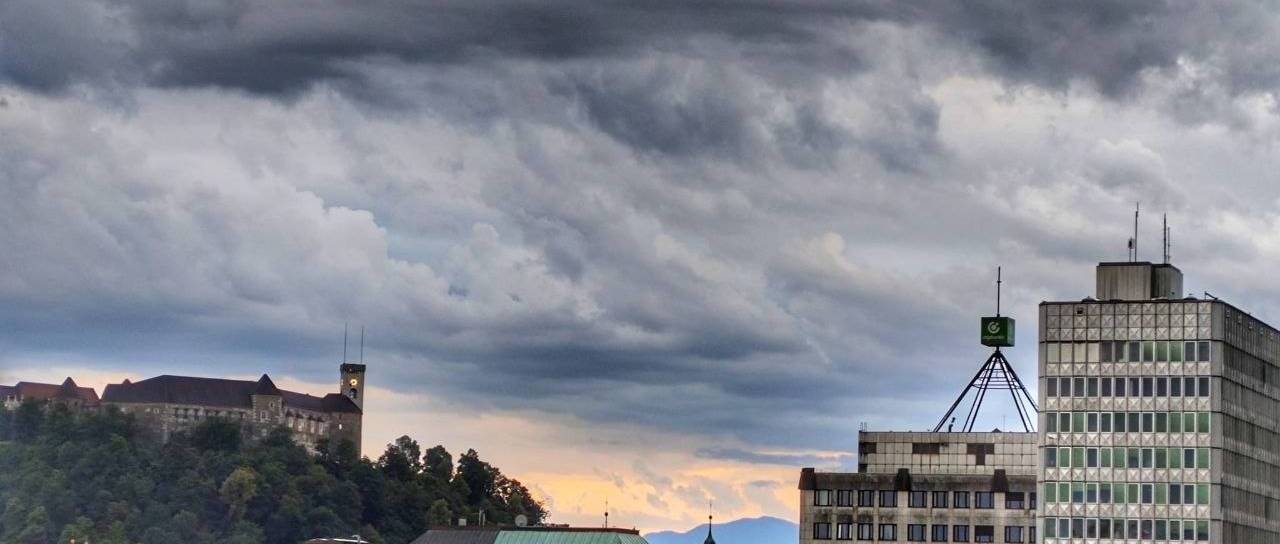 Za Ljubljano in okolico velja vijolično opozorilo, ponekod po Sloveniji že padala toča