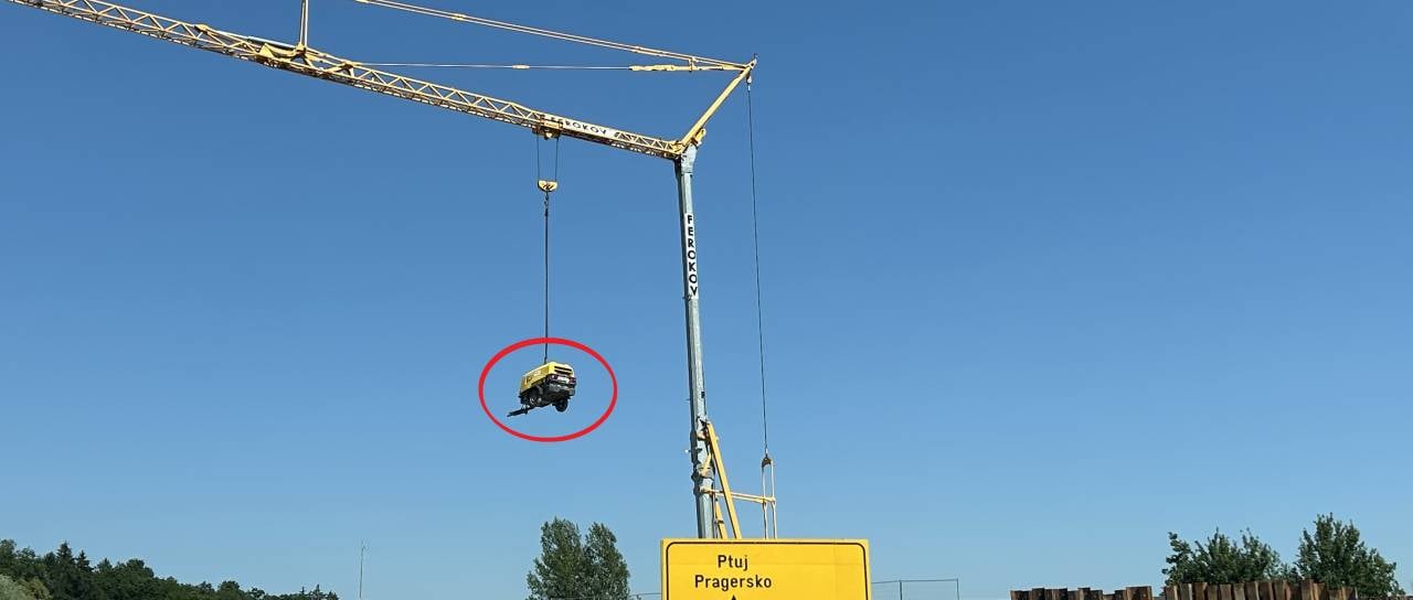 Nenavaden prizor na štajerski avtocesti: Zakaj orodje visi z žerjavov?