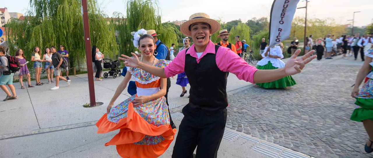 FOTO: Mariborske ulice preplavila pisana povorka folkloristov z vsega sveta