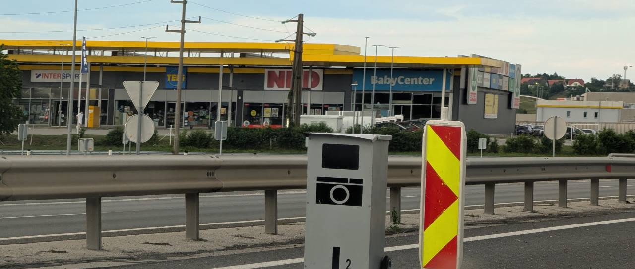 Ste ga opazili ob štajerski avtocesti? Dars pojasnjuje, čemu služi kovinsko ohišje