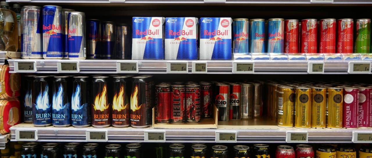 Kaj se zgodi v telesu po energijski pijači: Skrita plat priljubljene navade