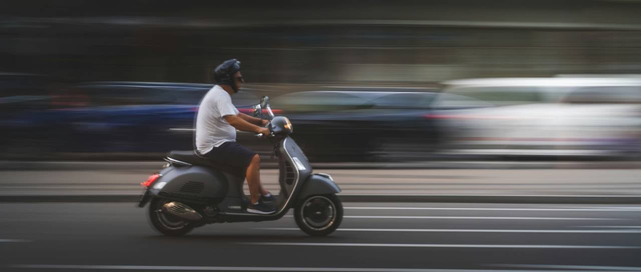 Policisti dobili mladoletnega voznika predelanega motocikla, ki je dosegel 109 kilometrov na uro. Taka kazen čaka lastnika