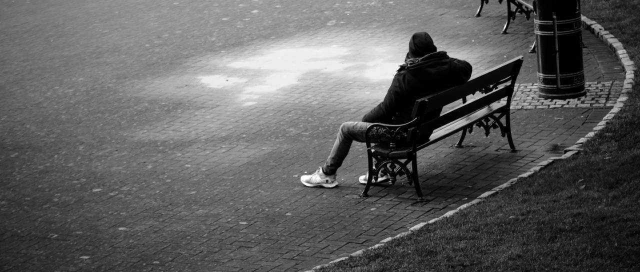 Mrtvo pijan z ročno bombo sedel na klopi v parku, za njim razpisanih pet tiralic