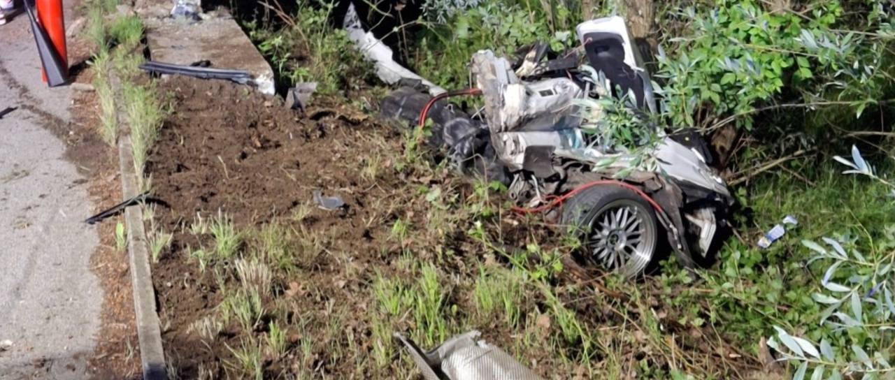 FOTO: Ponoči v Mariboru zapeljal s ceste in končal v jarku