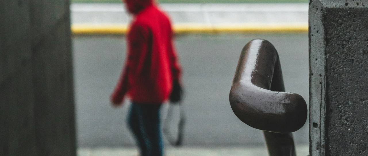 Desetletnik osumljen drzne tatvine: Z vratu 82-letnice strgal zlato verižico
