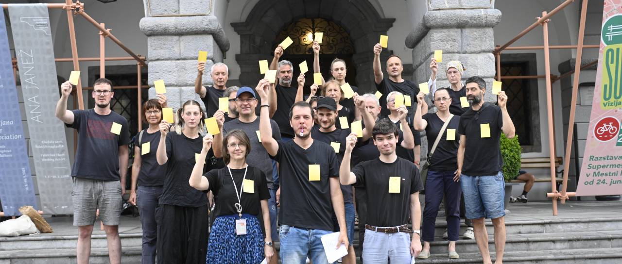 FOTO in VIDEO: Pred mestno hišo Jankoviću pokazali rumeni karton