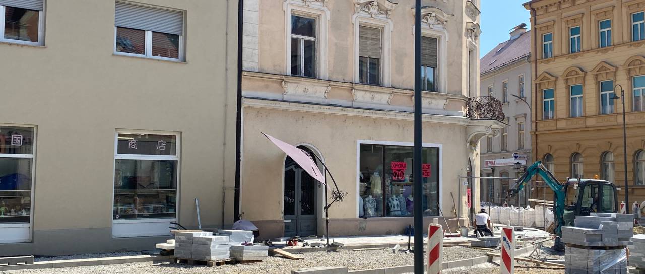 Tudi pri več kot 30 stopinjah, delavci na ptujskih cestnih gradbiščih ostali na terenu
