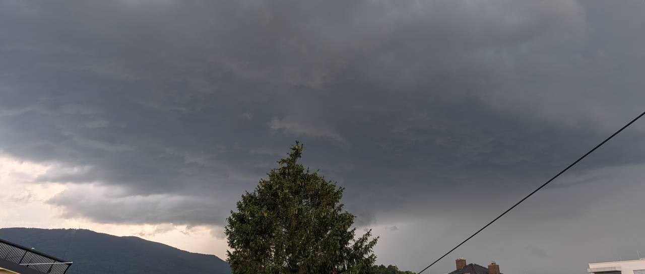 Velika verjetnost toče v Podravju, ponekod po Sloveniji že padala toča
