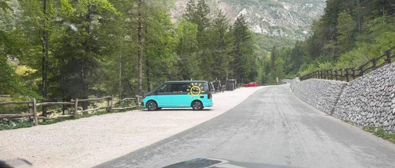 Absurd v dolini Soče: uradna parkirišča samevajo, turisti pa nekaznovano parkirajo na zasebnih zemljiščih