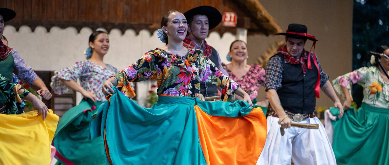 FOTO in VIDEO: Večer tuje folklore v Beltincih navdušil z ritmi Argentine, Italije in Slovaške
