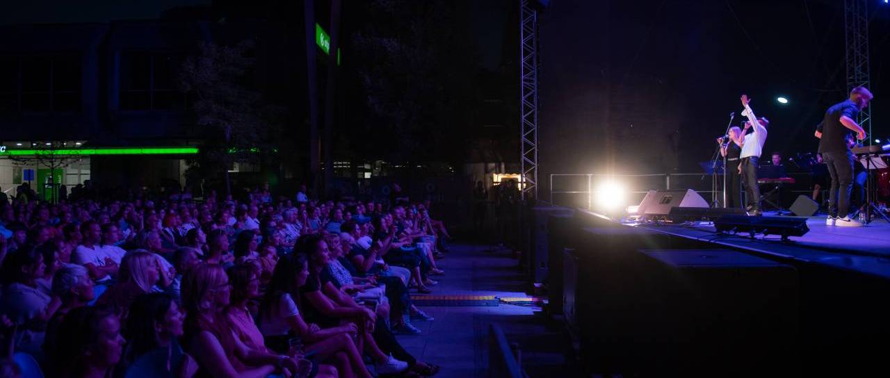 DANES NA LENTU: Festival ne popušča, nocoj na odru Kreslin, Predin in Lovšin