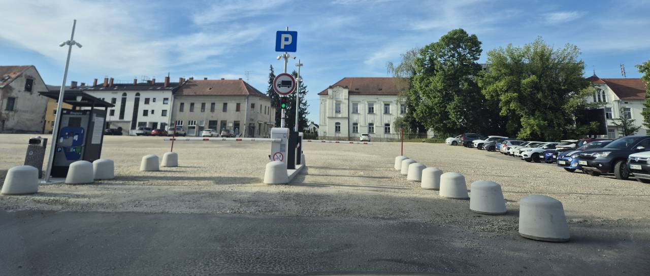 Znano je, koliko vozil dnevno uporablja plačljivo parkirišče v Murski Soboti