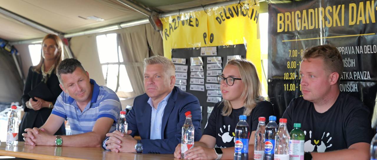 FOTO in VIDEO: Minister Hajdinjak obiskal brigadirje na Kobilju: »Pomagati nekomu je nekaj najlepšega«