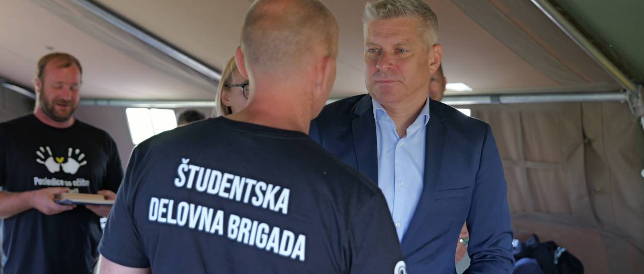 FOTO in VIDEO: Minister obiskal študentsko brigado: »Pomagati nekomu je nekaj najlepšega«