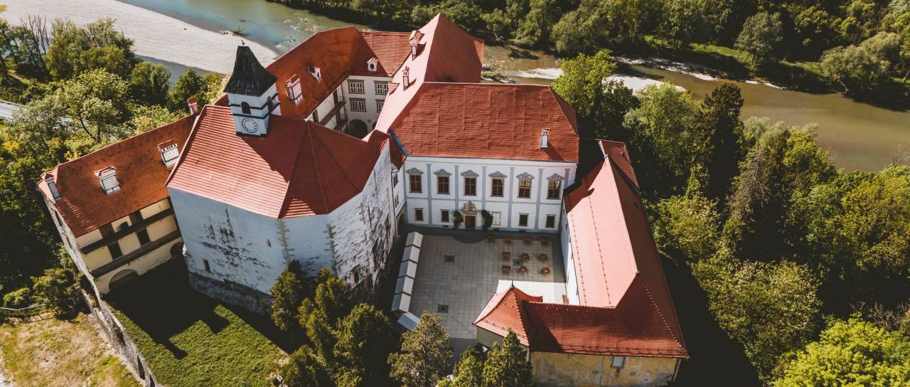 Nevarni zidovi gradu Borl bodo dočakali sanacijo, objavljen javni razpis