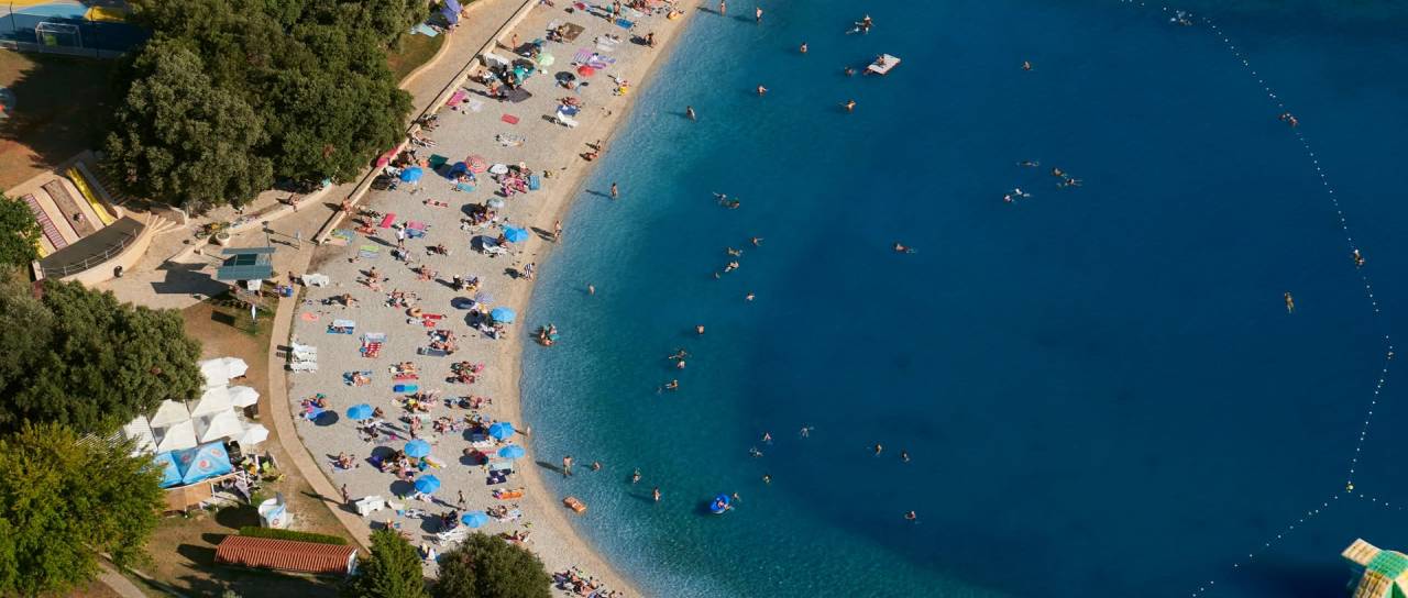 Krvava noč v Medulinu, štirje moški napadli Slovenca