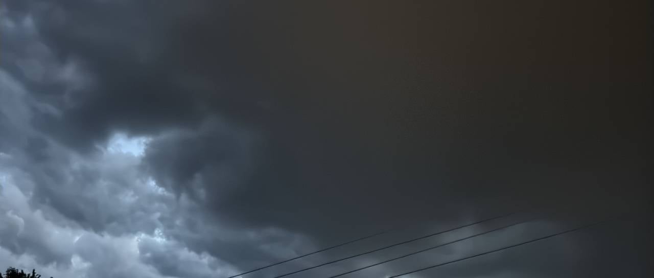 FOTO in VIDEO: Nad Mariborom se zbirajo temni oblaki: Močno grmi, bliska in dežuje