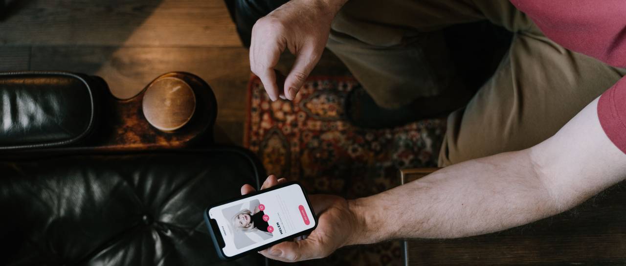 Mladi Ljubljančani so osamljeni. Razkrivajo, kako težko je najti prijatelje. Vabijo jih na Tinder