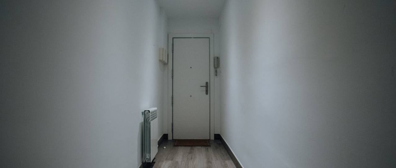 Za zaprtimi vrati stanovanja v Ljubljani našli preminulo osebo
