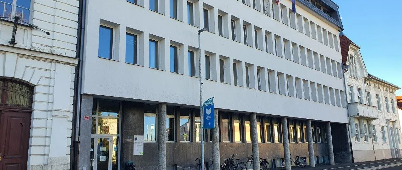Štajerec naj bi po Sloveniji ogoljufal najmanj 30 ljudi: na sodišče ga je pripeljala grožnja s prisilno privedbonaslov