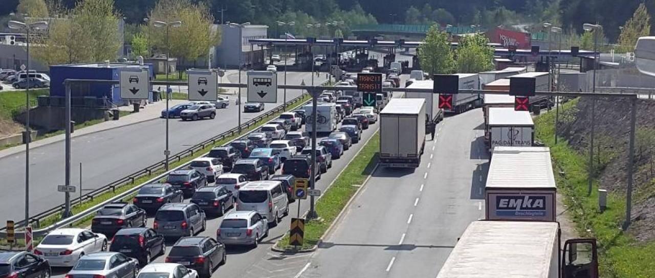 Pretresljiva nesreča na avtocesti: Umrl otrok, zdravniki so se zanj borili skoraj uro