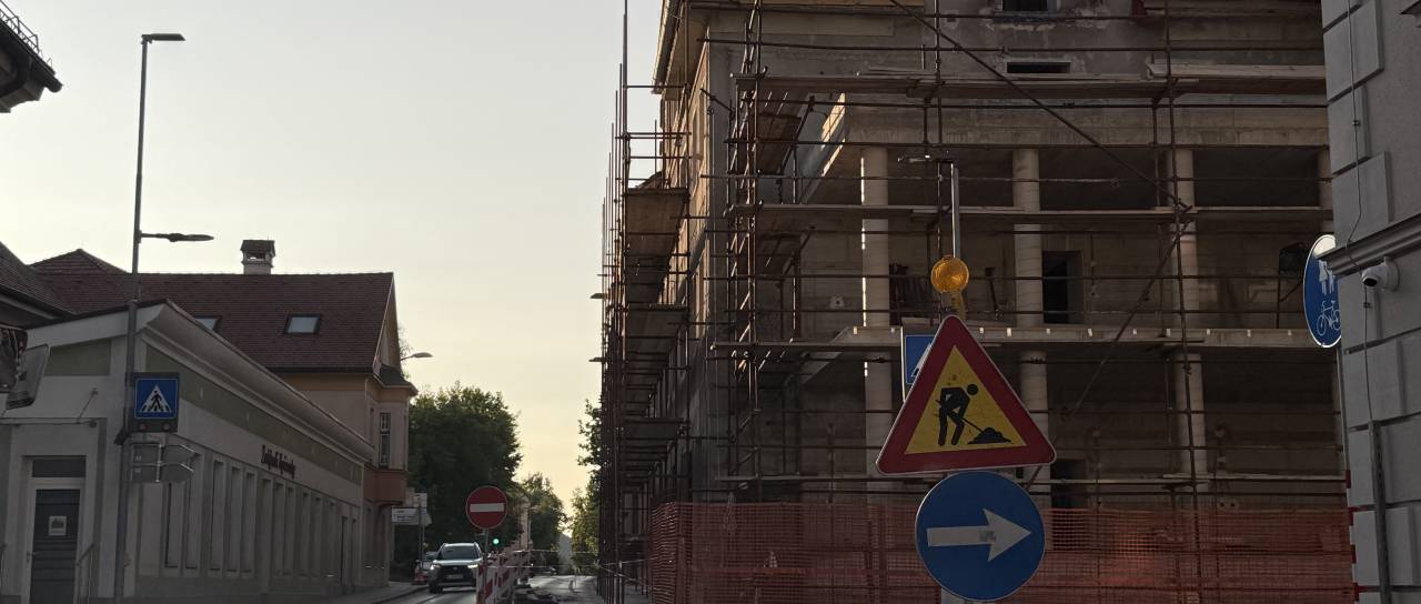 Stara kočevska knjižnica ne bo prenovljena do roka, kje se je zapletlo?