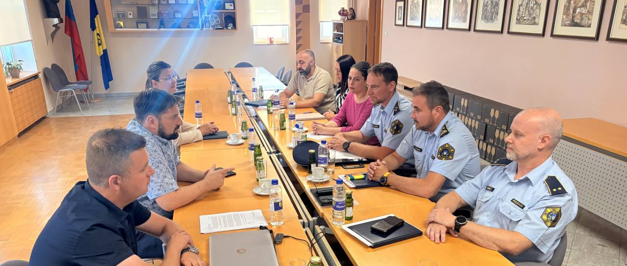 Po odmevnih dogodkih v Dupleku: Več patrulj in jasen poziv župana, »Pravice ne jemljite v svoje roke«