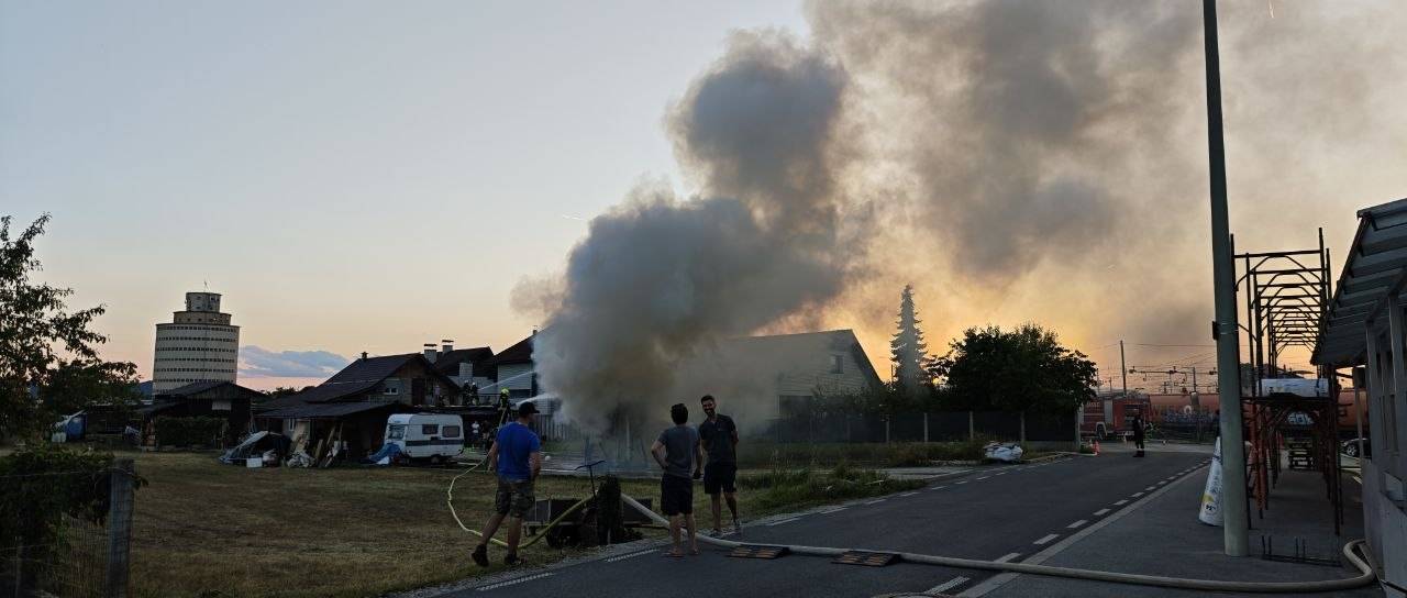 FOTO in VIDEO: V Zalogu izbruhnil požar, na kraj že posredujejo gasilci