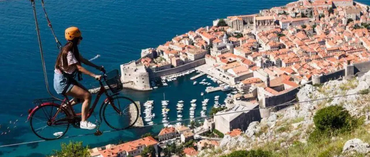 VIDEO: Bi si upali? Nad Dubrovnikom lahko kolesarite po jekleni vrvi