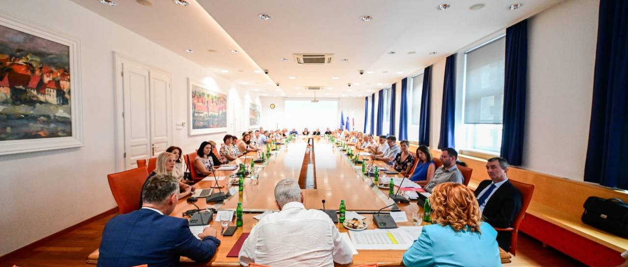 FOTO: Župani Podravja z novo ministrico o prihodnosti regije in evropskih milijonih