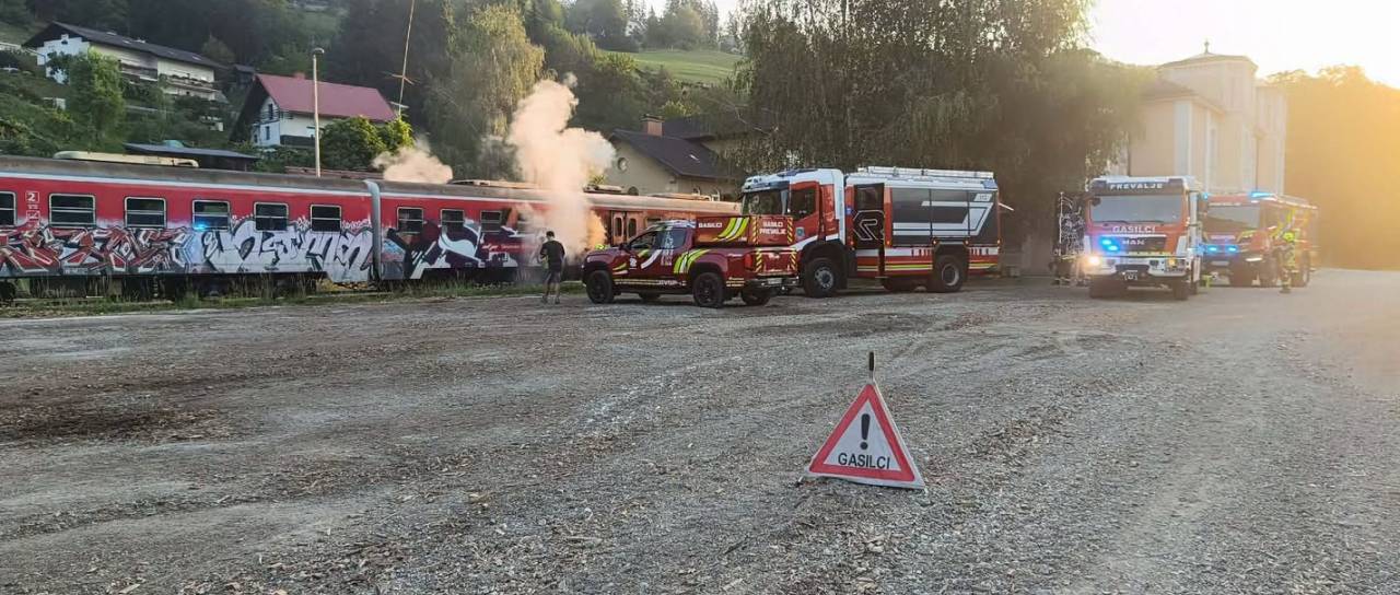 Na železniški postaji zgodaj zjutraj zagorel potniški vlak