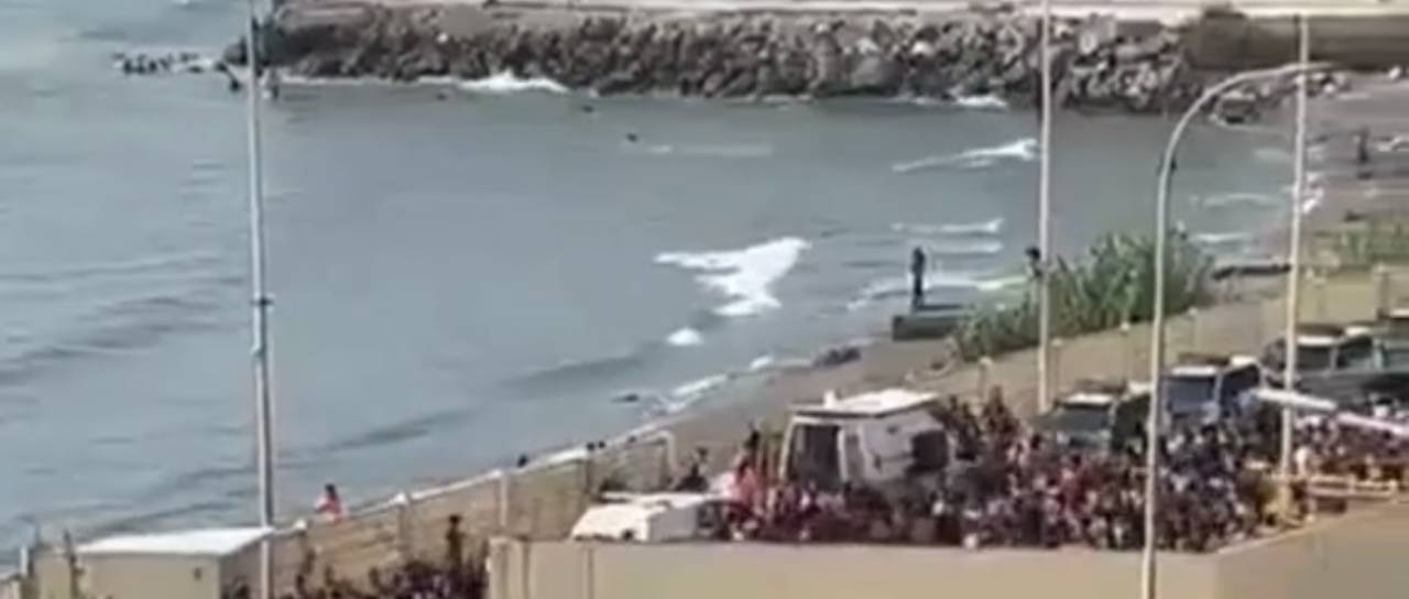 VIDEO: Poglejte množico, ki je preplavila špansko mejo, vstopilo je 60 tisoč migrantov