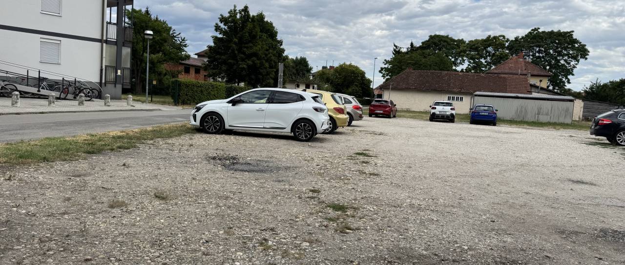 Stanovalce moti voda na makadamskem parkirišču, občina pojasnila, kaj sledi