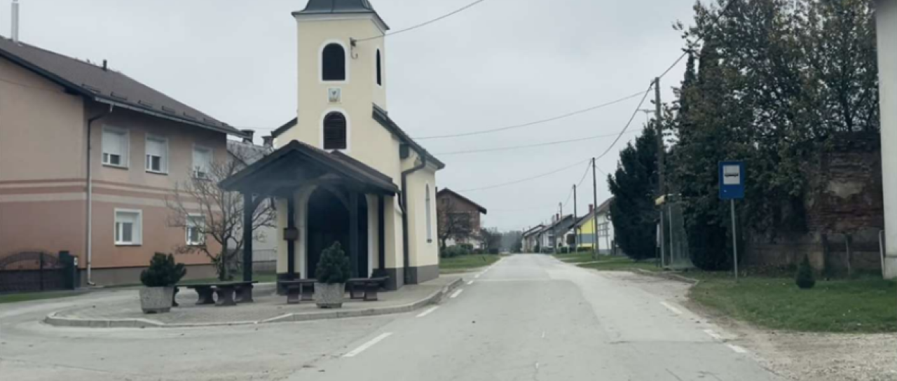 Ena redkih cest v občini brez površin za pešce in kolesarje bo dobila prvi urejeni odsek