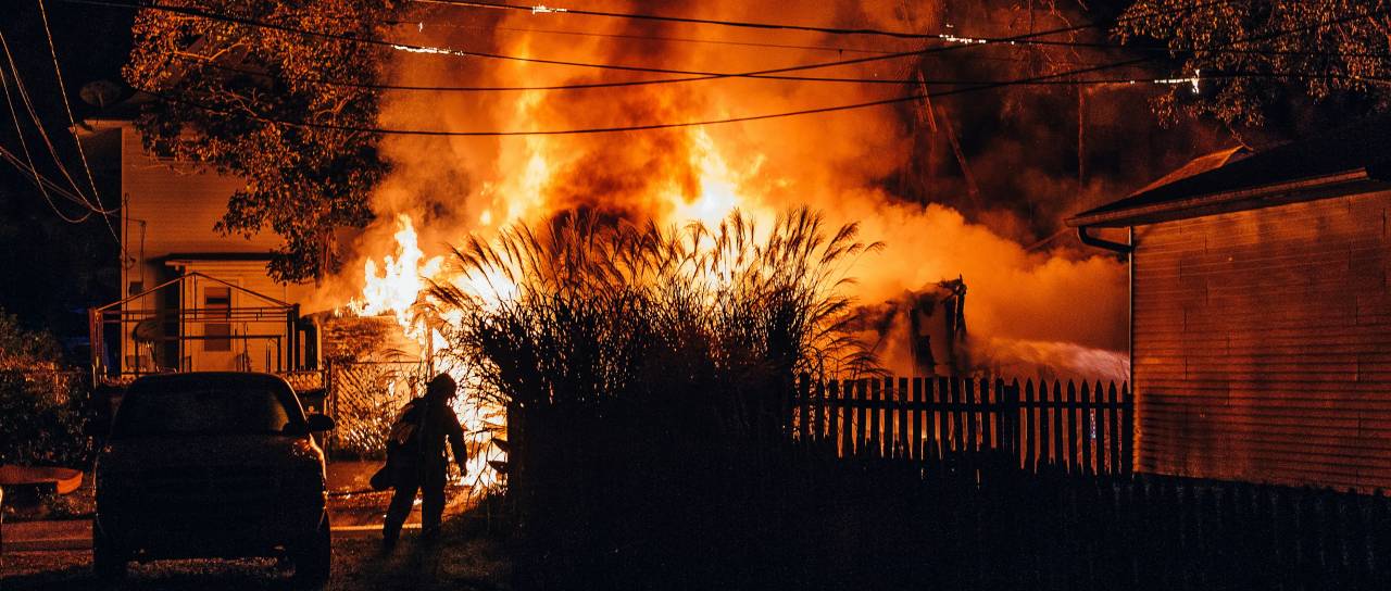 Grozljiva tragedija: V požaru umrla oče in dva otroka, sosedje poročajo o pokih