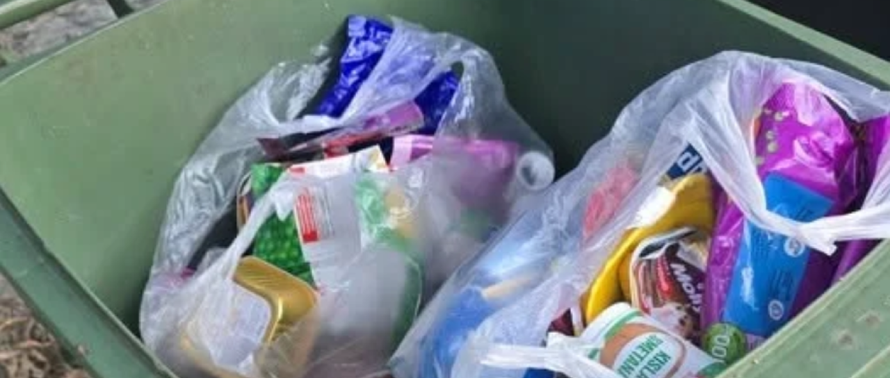 Na pokopališču v Pomurju odlagajo odpadke, ki tja ne sodijo