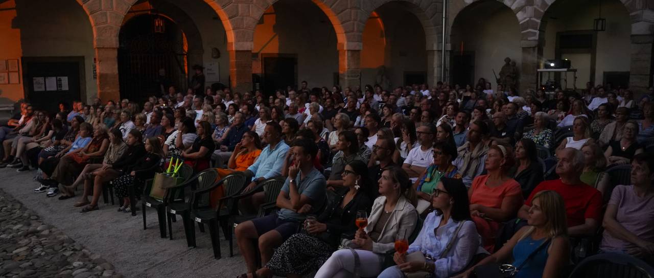 FOTO in VIDEO: Kino brez stropa se je vrnil na dvorišče Ptujskega gradu