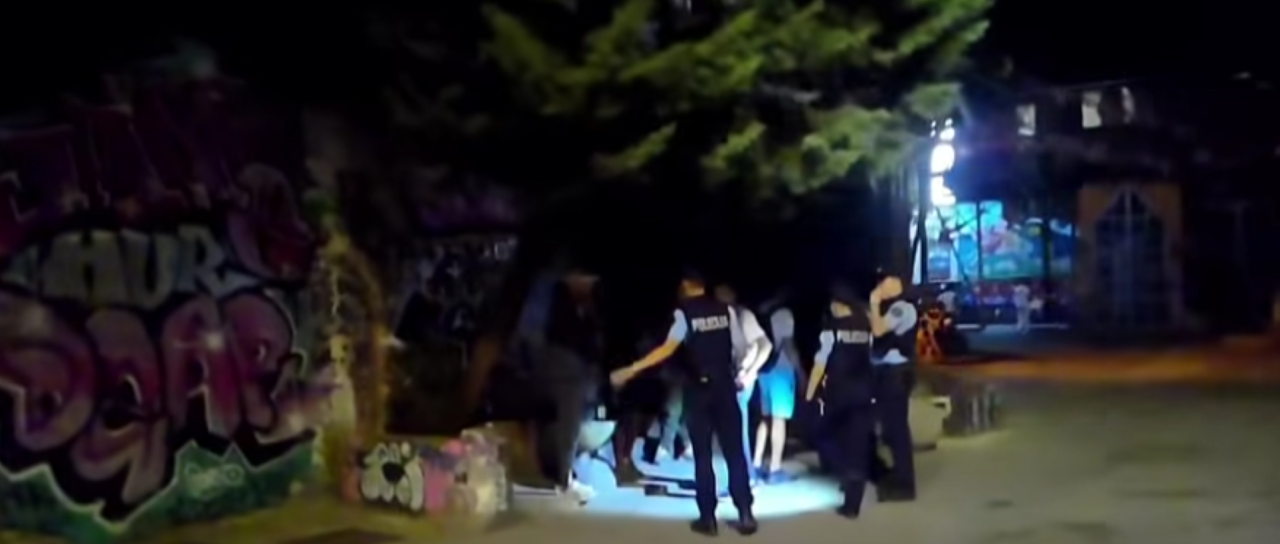 Viralni posnetek Metelkove sprožil buren odziv, policija nam je zdaj razkrila podatke: 137 postopkov zaradi drog