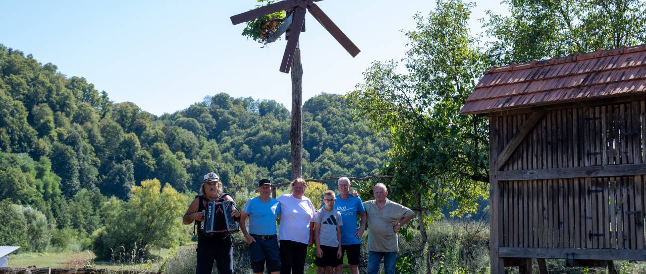 FOTO in VIDEO: V Halozah znova pojejo klopotci, obiskali smo Djočanovo domačijo