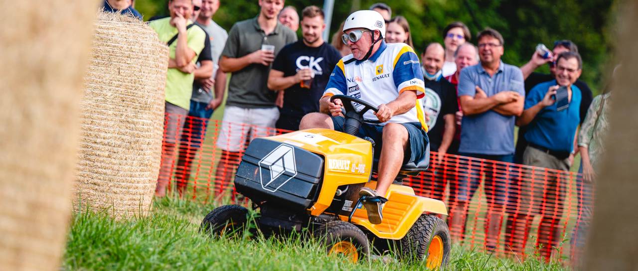 FOTO in VIDEO: Ko vrtne kosilnice postanejo dirkalniki: V Jarenini 6. izvedba dirke TractorRace
