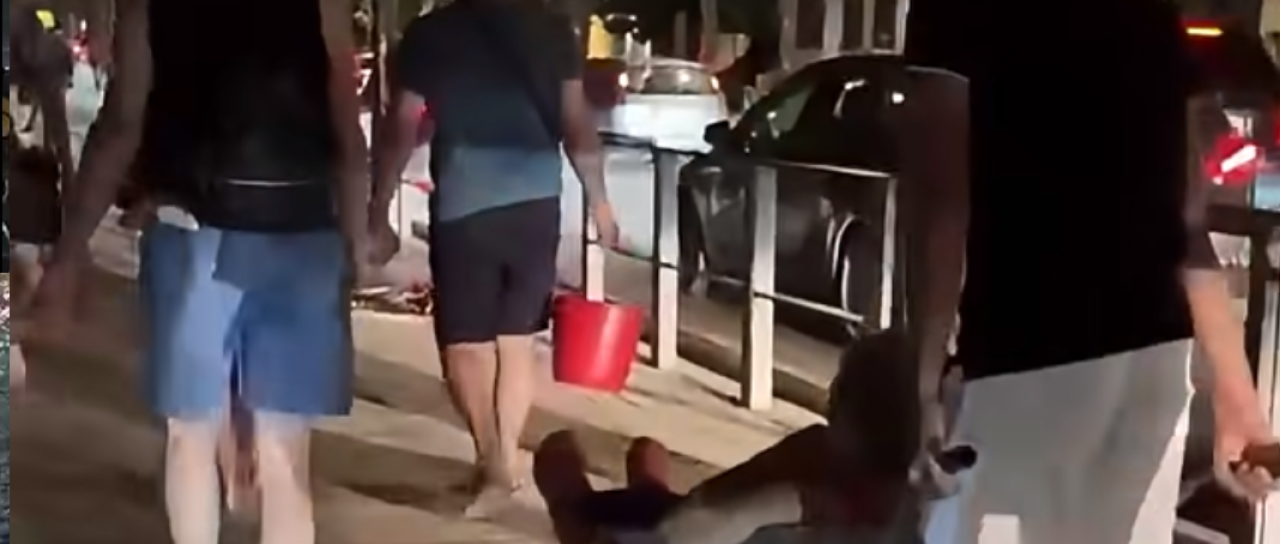 VIDEO: Ganljiv prizor med požarom pri Omišu, vnuk babico v samokolnici odpeljal na varno
