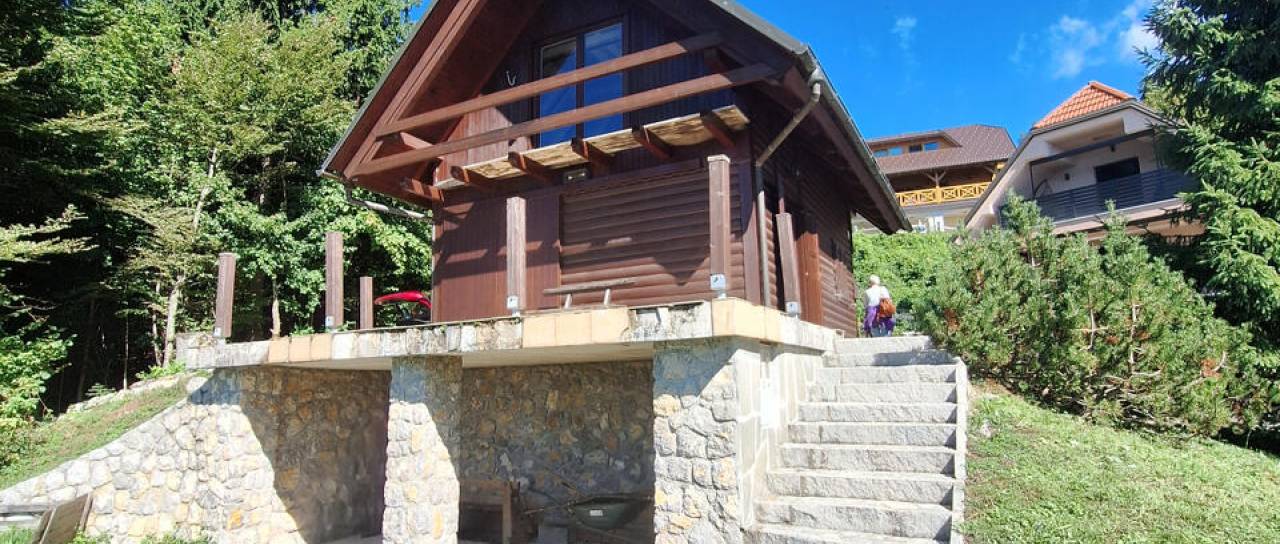 Na čudoviti lokaciji v naselju Ambrož pod Krvavcem prodamo prijeten lesen vikend oziroma brunarico, od koder se razprostirajo osupljivi pogledi na Ljubljansko kotlino in Julijske Alpe. Lokacija ponuja popoln umik od mestnega vrveža ter stik z naravo v vse