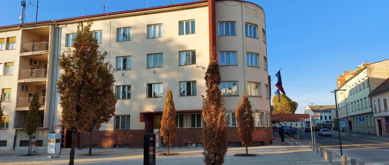 Na upravne enote tudi po službi? Ob torkih in sredah bi delale dlje