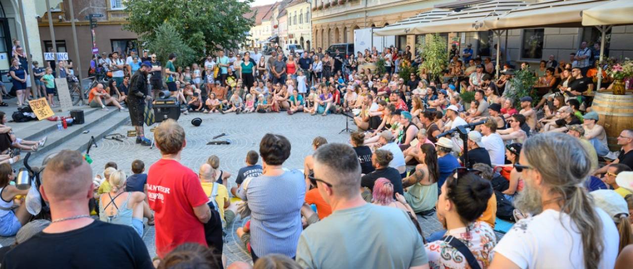 FOTO in VIDEO: Ptuj postal velik cirkuški oder, tako pestro je bilo v nedeljo