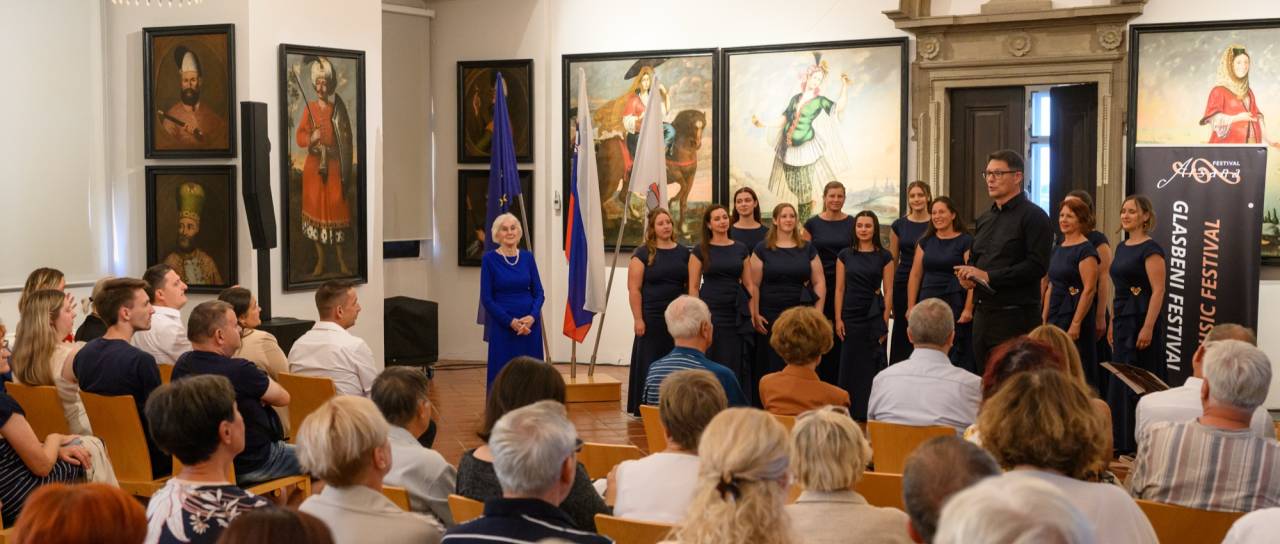 FOTO in VIDEO: Slovensko pesem ohranjajo tisoče kilometrov stran, vokalna skupina Plamen nastopila na Ptujskem gradu
