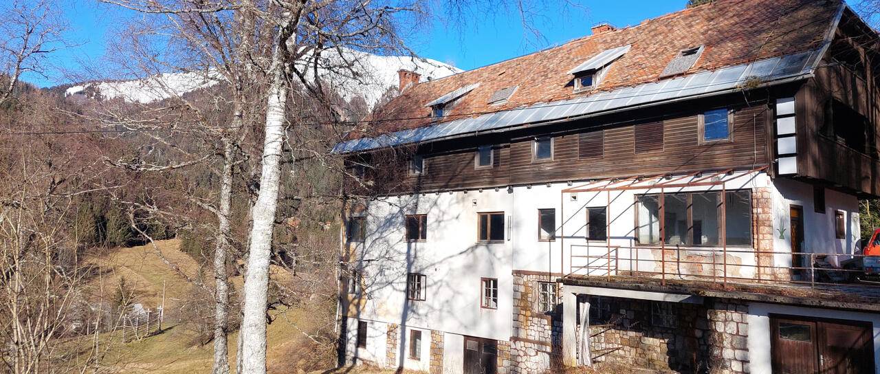 Poslovna priložnost? Pod Golico naprodaj skoraj 1.000 kvadratov velik turistični objekt za manj kot 400.000 evrov