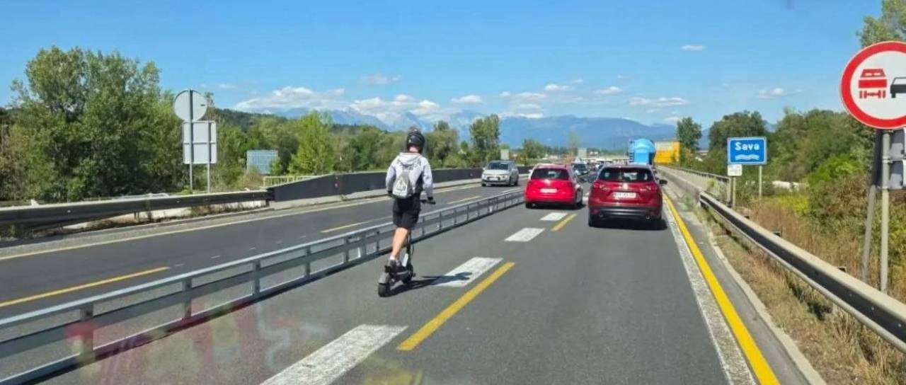 Neverjeten prizor s štajerske avtoceste: Moški z e-skirojem med avtomobili