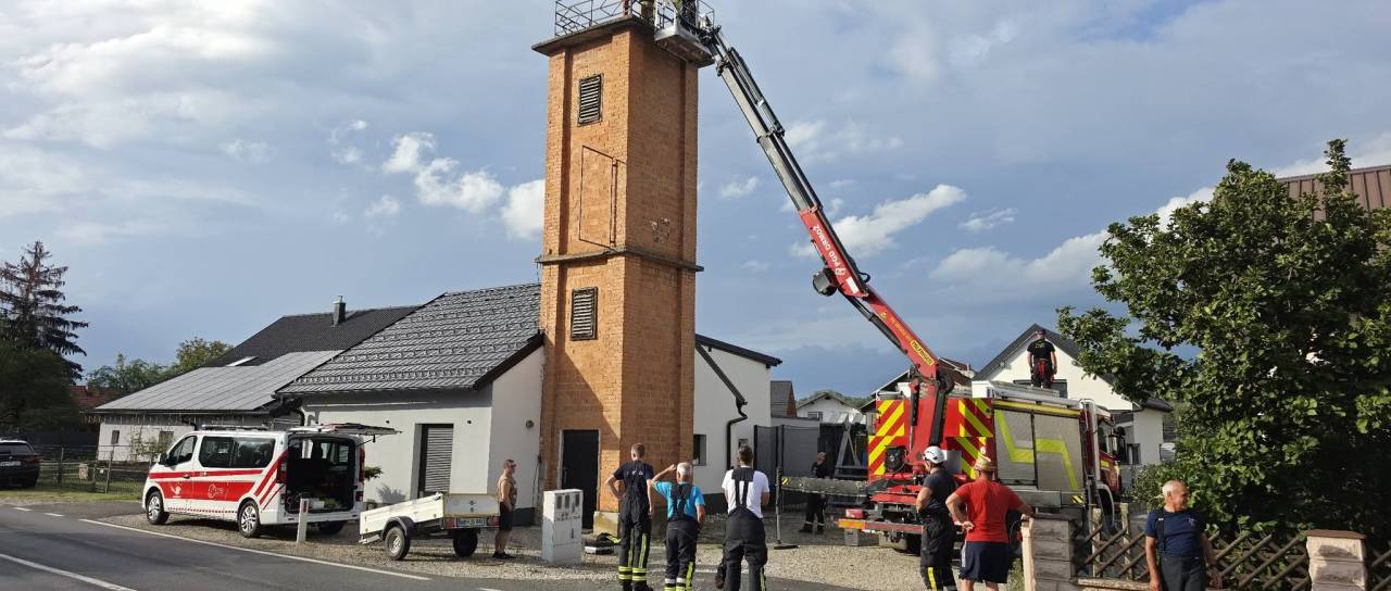 Gasilstvo ne pozna občinskih meja: Ormoški gasilci priskočili na pomoč pri selitvi sirene